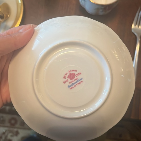 Royal Albert bone China teacup and saucer - Picture 4 of 5